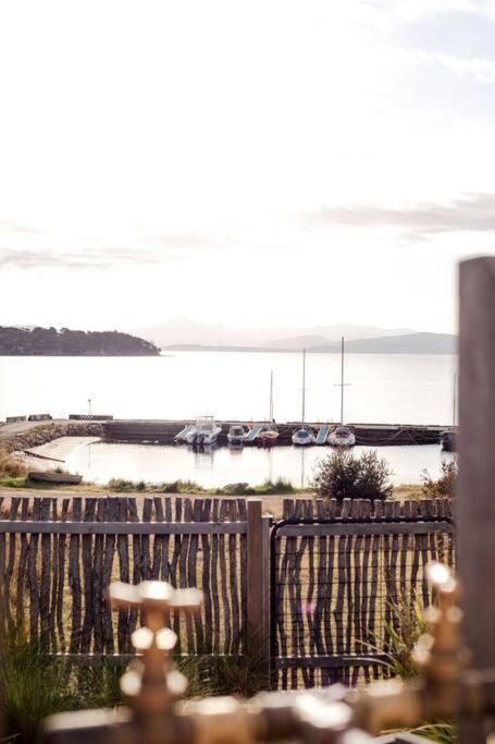 Bruny Boathouse Acomodação com café da manhã Alonnah Exterior foto